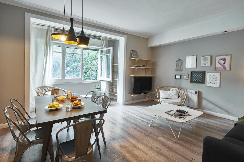 Family Apartment, 4 Bedrooms, Balcony, City View photo 2