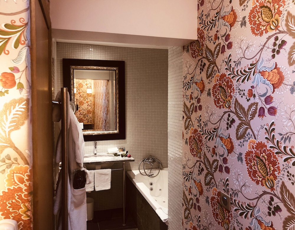 Deluxe Room, 1 Queen Bed, Bathtub