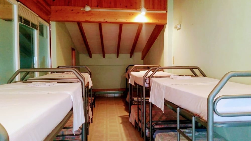 Dormitorio compartido, solo hombres (1 cama en dormitorio de 14 camas)