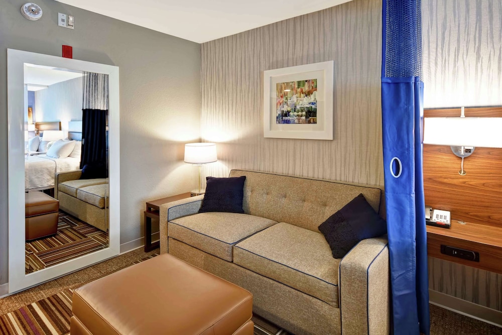 Suite, 2 Queen Beds, Accessible (Mobility & Hearing, Roll-in Shower) - Photo 5