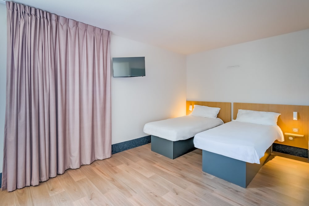 Twin Room - Photo 2