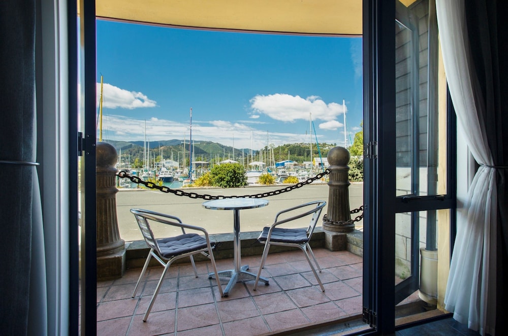 Studio, 1 King Bed, Partial Ocean View, Ground Floor, photo 6