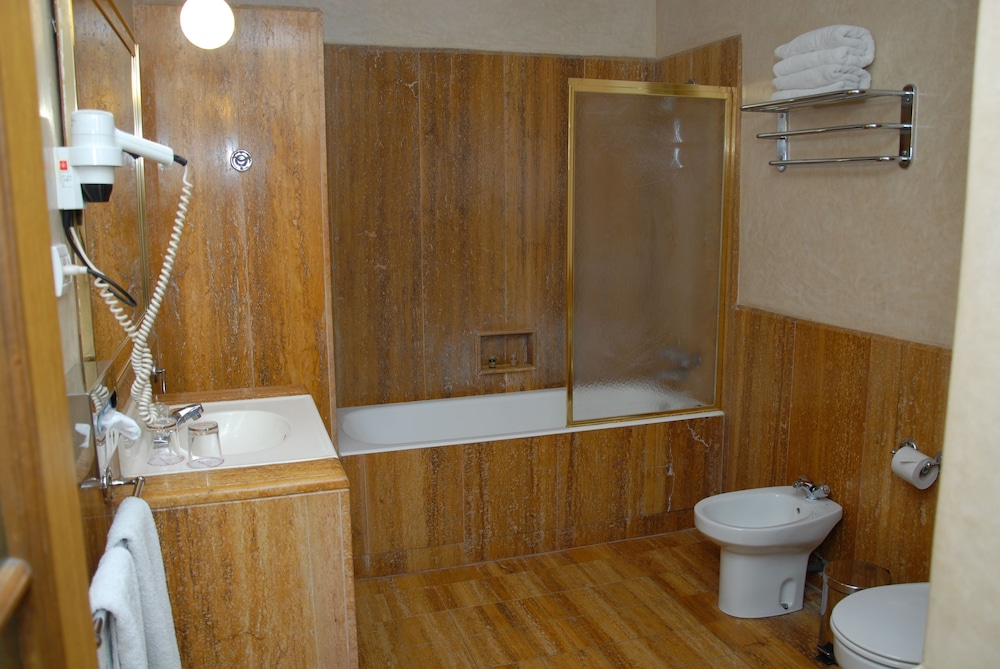 Standard Room, 2 Twin Beds photo 3