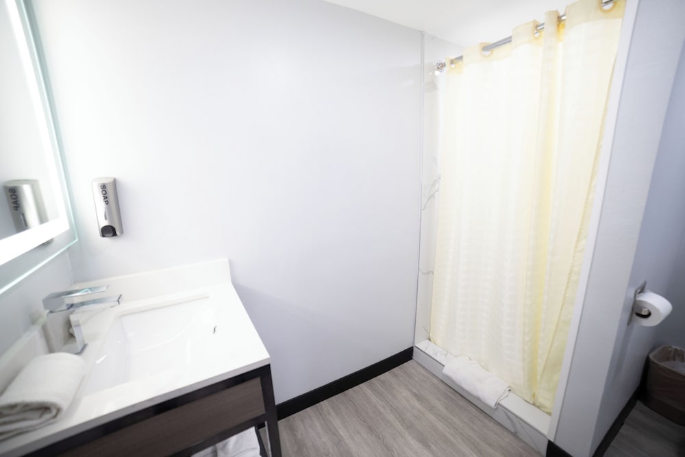 Studio Suite, 1 King Bed, Non Smoking - Photo 3