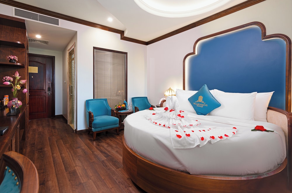 Honeymoon Suite with either Shower or Bathtub - Photo 4