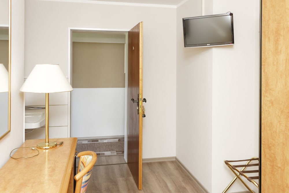 Economy Single Room, Shared Bathroom photo 3