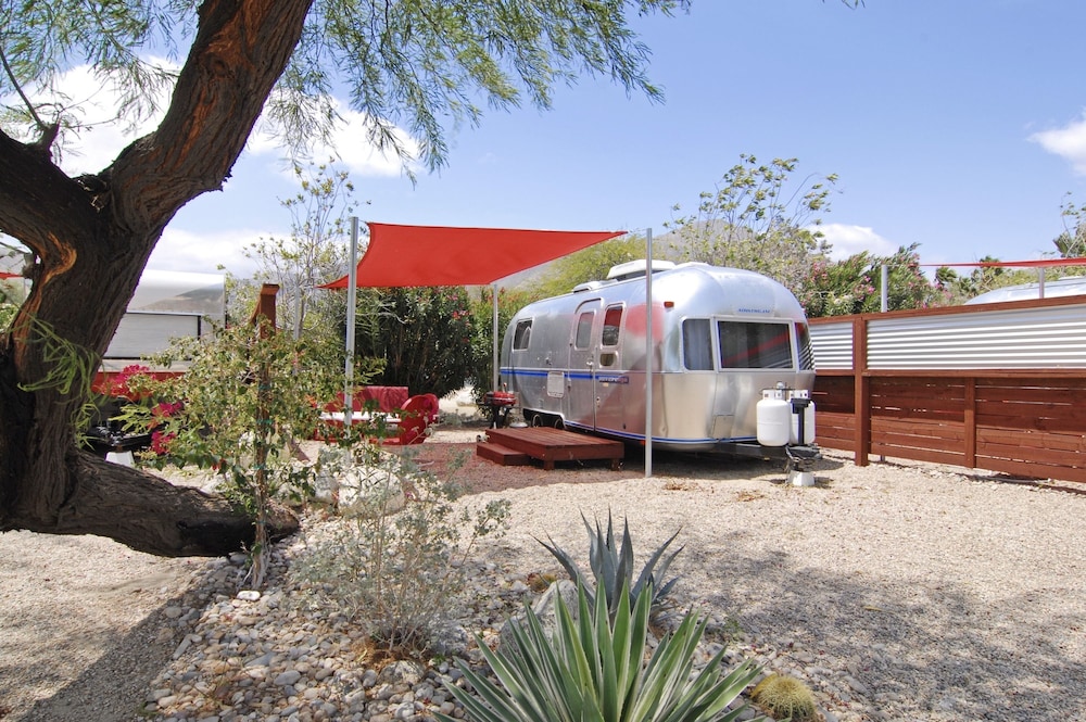 Vintage Airstream - Queen photo 1