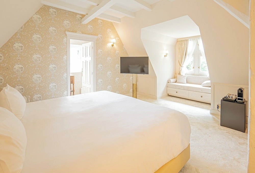 Premium Room, 1 King Bed With Sofa Bed, Garden View photo 2