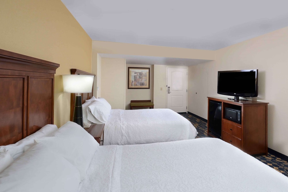 Room, 2 Queen Beds, Accessible, Non Smoking (Bath Tub) - Photo 4