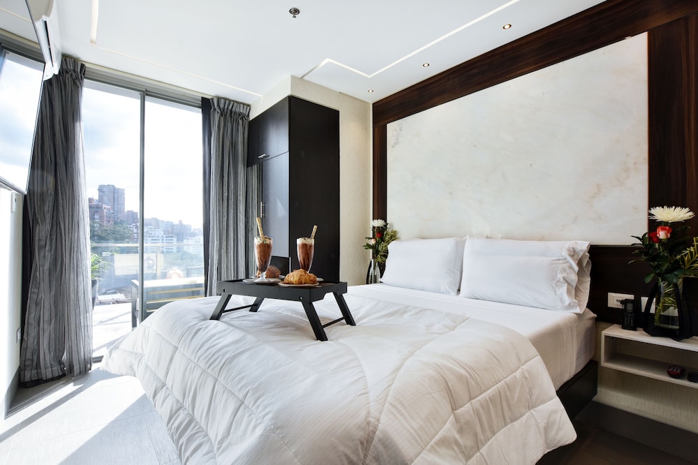 Room with balcony - Photo 2