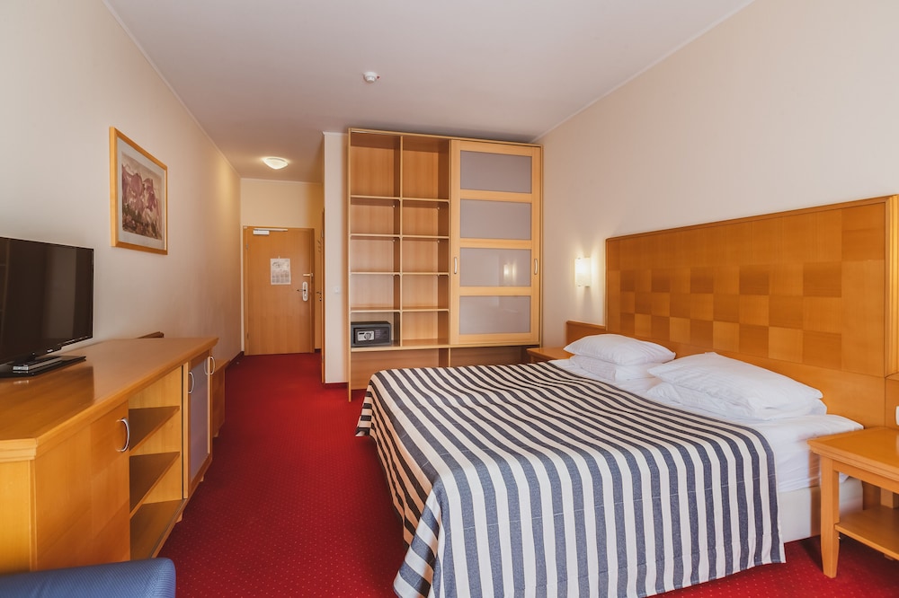Room, Non Smoking (1 King Bed or 2 Twin Beds) - Photo 7
