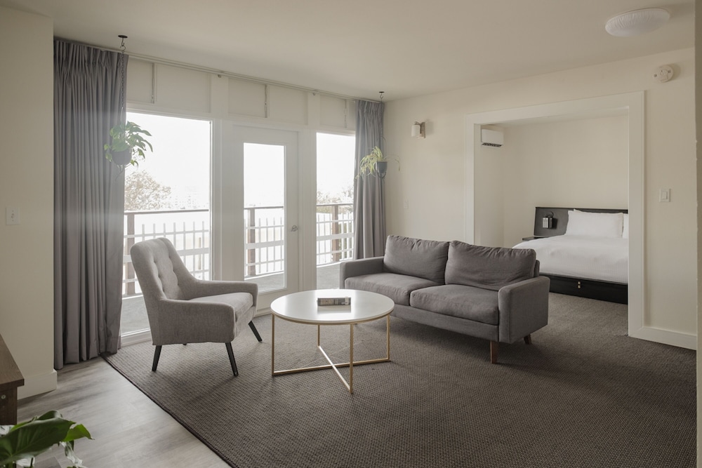 Hollywood Hills City View Suite