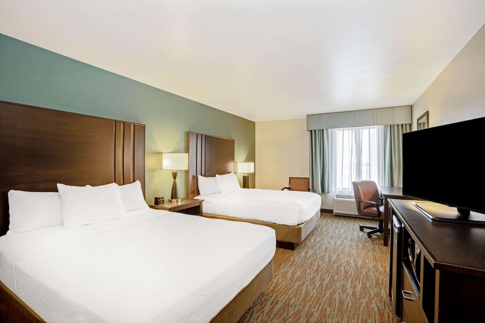 Suite, 1 King Bed, Accessible, Non Smoking (Mobility/Hearing Impaired Accessible) photo 3
