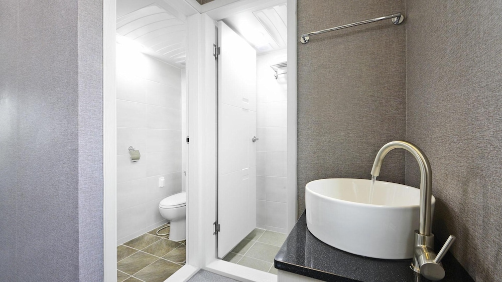 Basic Room, 1 Bedroom (301) - Photo 7