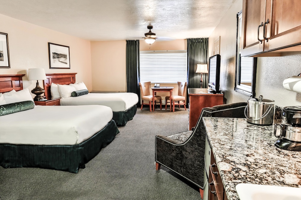 Deluxe Studio Suite, 2 Queen Beds, Kitchenette, Mountainside