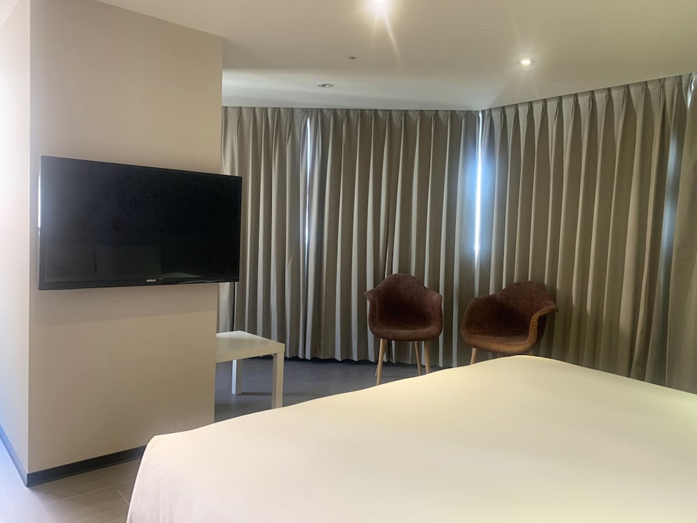 Deluxe Room, 1 King Bed photo 2