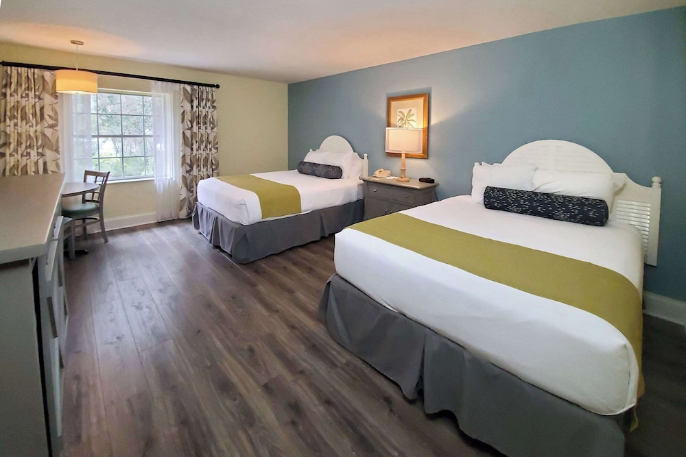 Room, 2 Queen Beds, Non Smoking (Top Floor, Waterfront) photo 1