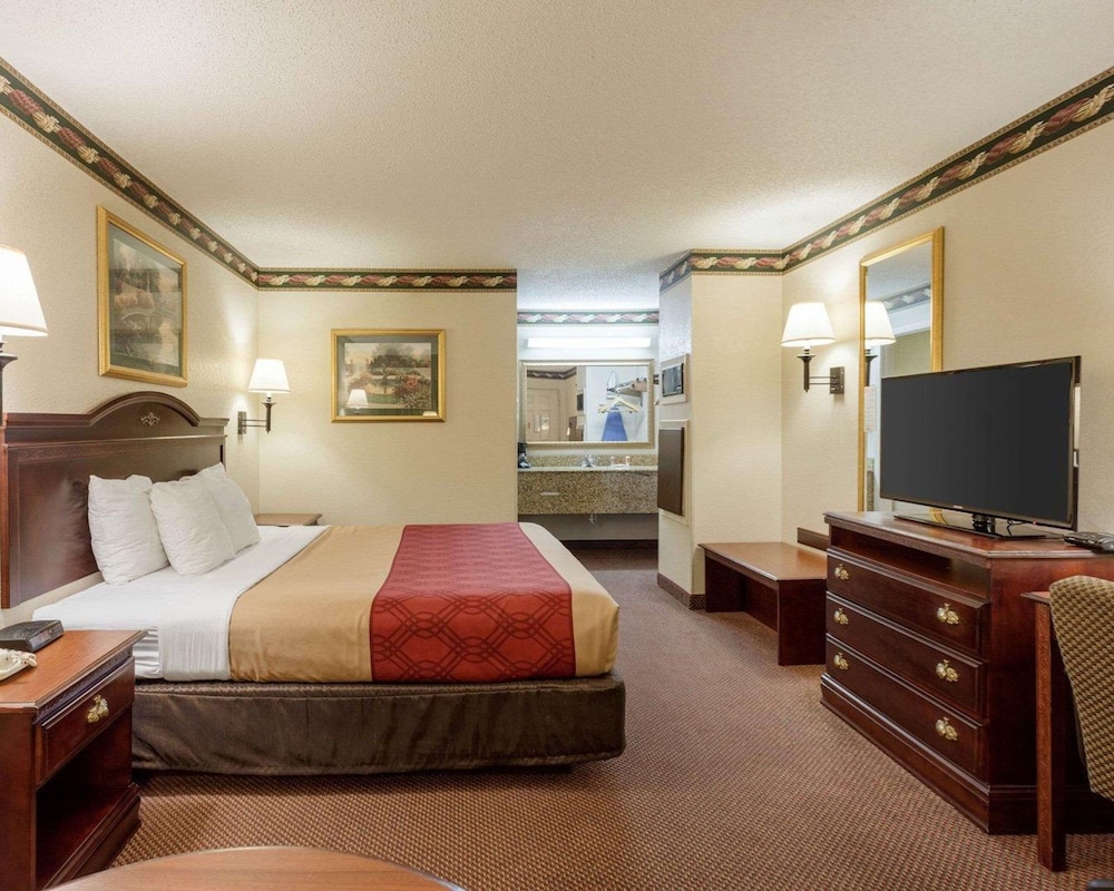 Standard Room, 1 King Bed, Non Smoking photo 3