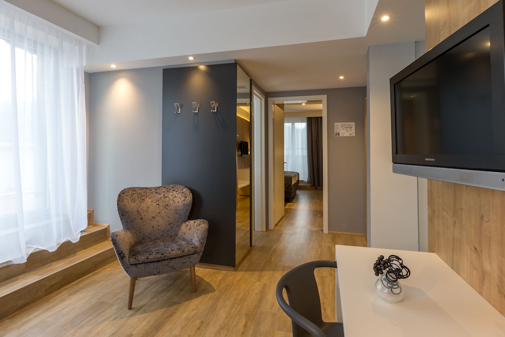 Deluxe Suite - Photo 1