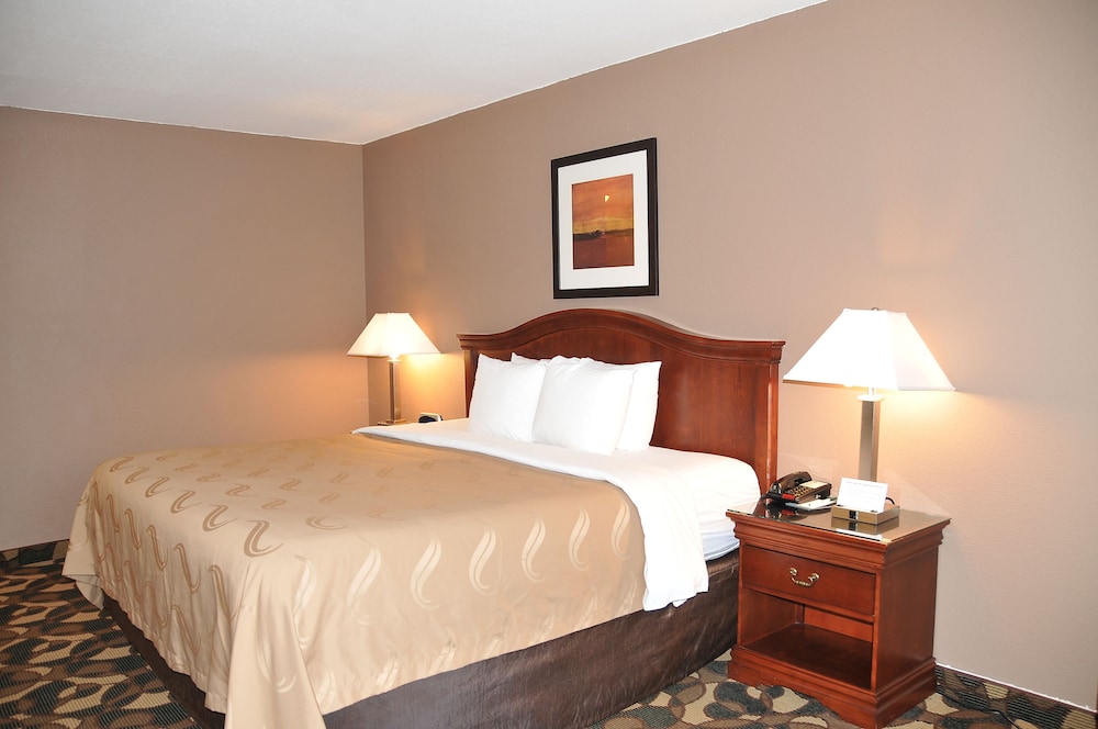 Standard Suite, 1 King Bed with Sofa bed, Non Smoking, Jetted Tub photo 3