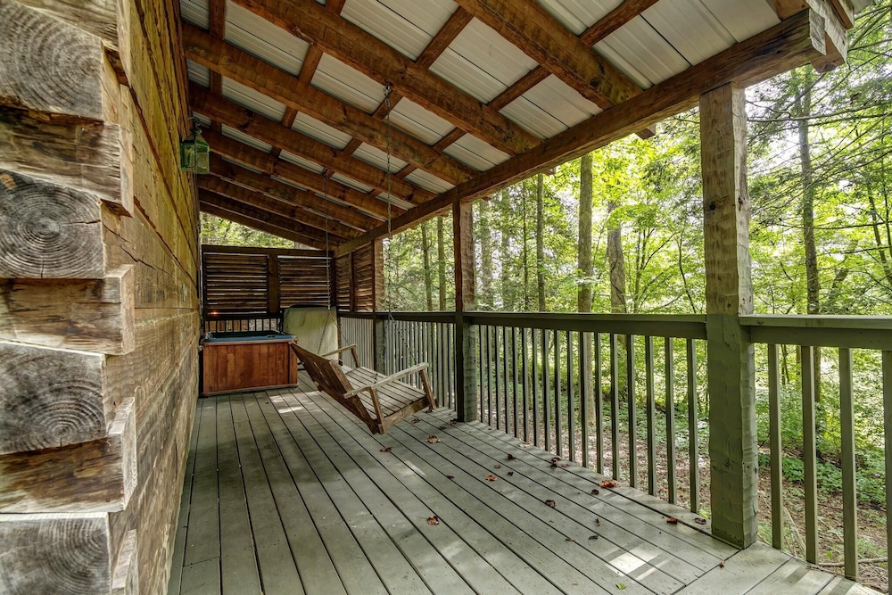 Deluxe Plus Cabin, 1 King Bed (Pet Friendly) photo 1