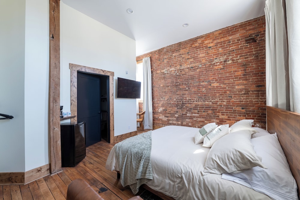 Comfort Room, Shower Grab Bars, City View photo 2