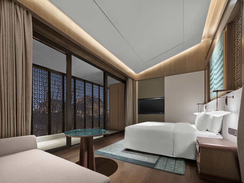 Suite, Lake View