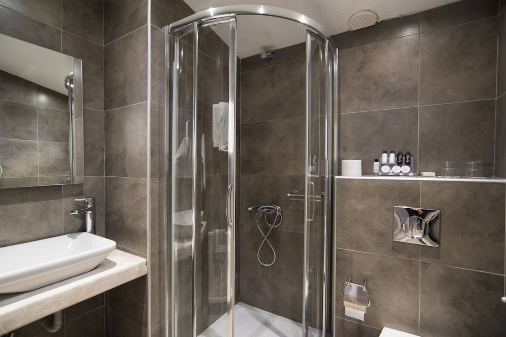 Super Triple Room with Balcony - Photo 11
