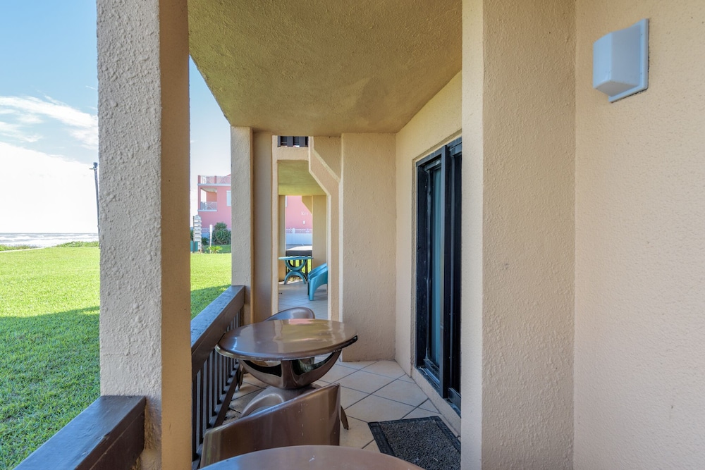 Deluxe Condo, Multiple Beds, Ocean View, Beachfront