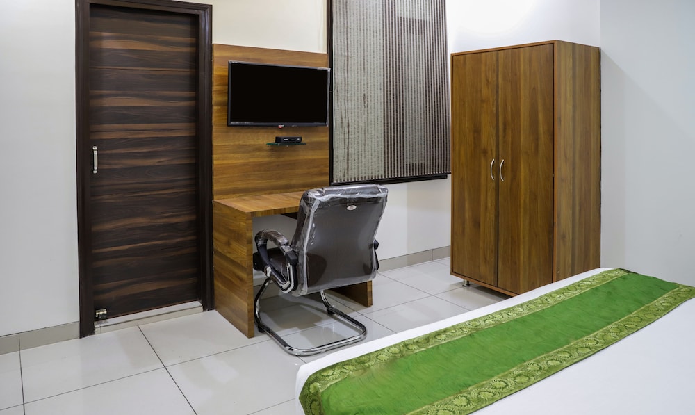 Deluxe Room, 1 King Bed, Non Smoking photo 3