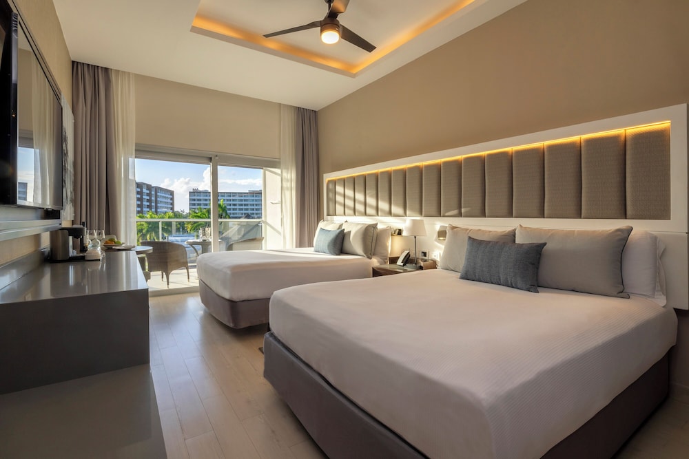 Luxury Junior Suite Ocean Corner View Diamond Club photo 2