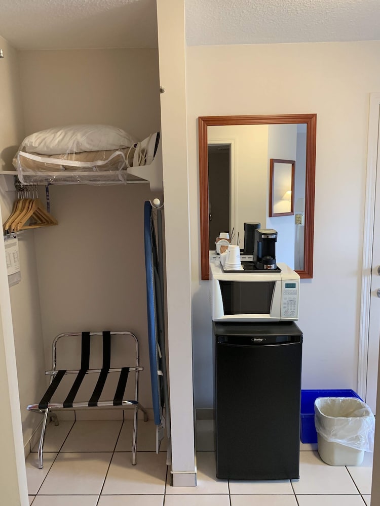 Upgraded, Room, 1 King Bed, Non Smoking - Photo 4