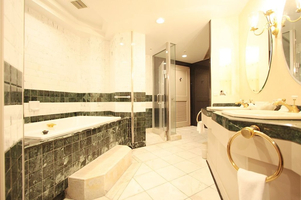 Corner Suite Room - Photo 9