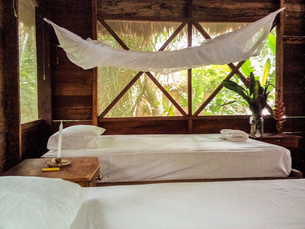 Bungalow, 4 twin beds photo 1