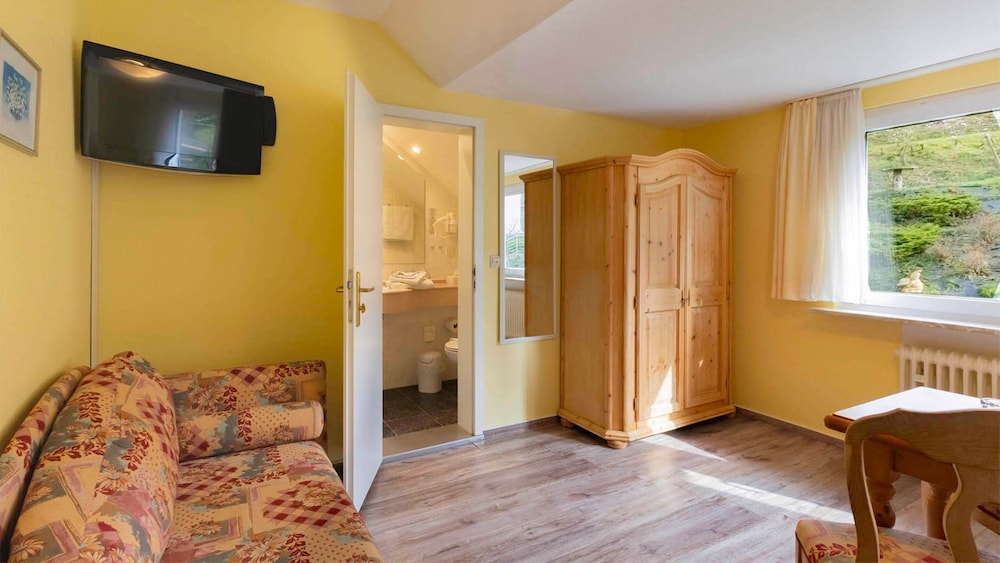 Comfort Triple Room, 1 Queen Bed with Sofa bed, Non Smoking, Slope side photo 3
