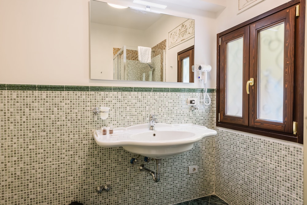 Deluxe Suite (Duomo View) thumbnail 5
