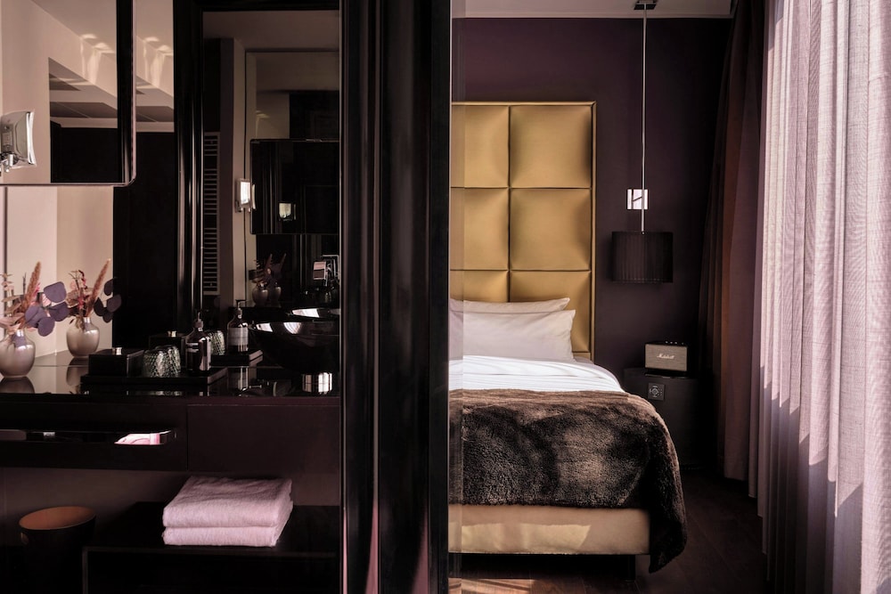 Room, 1 Queen Bed, Courtyard View - Photo 3