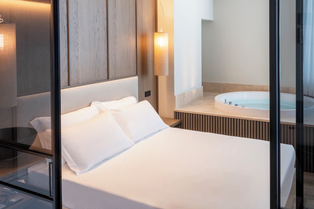 Suite, Hot Tub - Photo 3