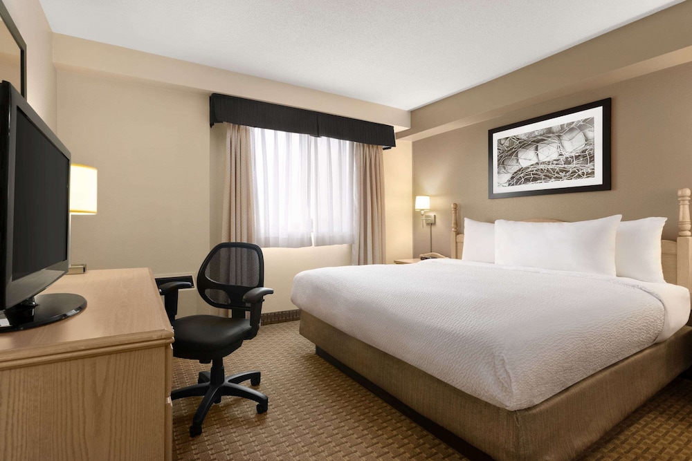 Suite, 1 King Bed, 2 Bedroom, 1 Pull Out, Non Smoking (First Floor Drive Up) - Photo 3