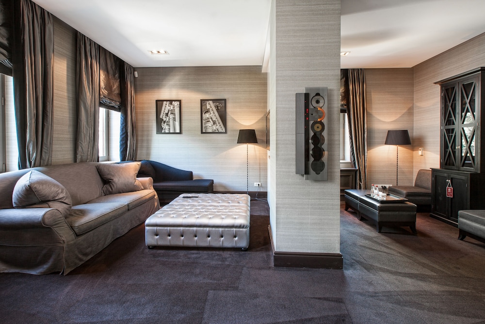 Deluxe Suite, 1 King Bed with Sofa bed, Corner photo 2