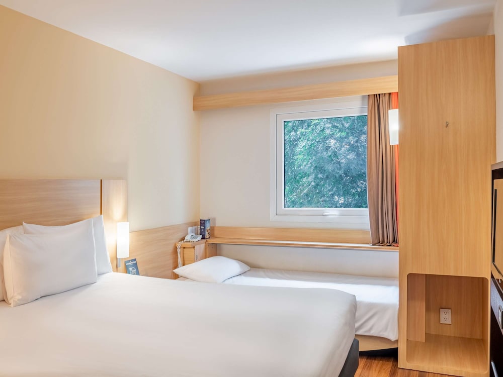 Standard Room, Multiple Beds - Photo 1