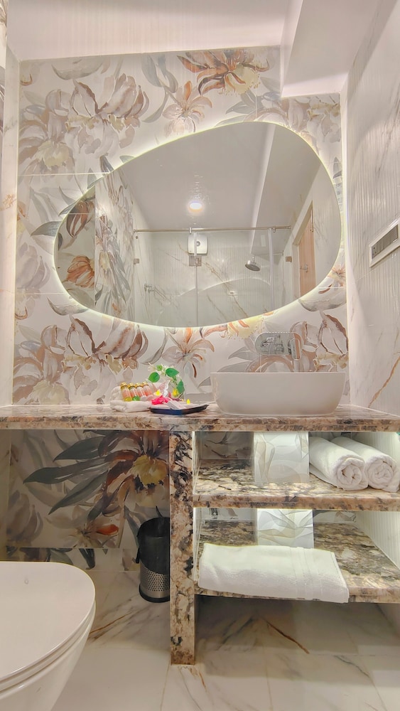 Premier room with European Style decor & City View photo 3