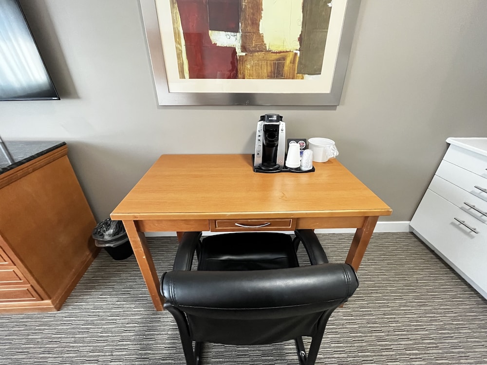 Kitchenette, 1 Queen Bed photo 2