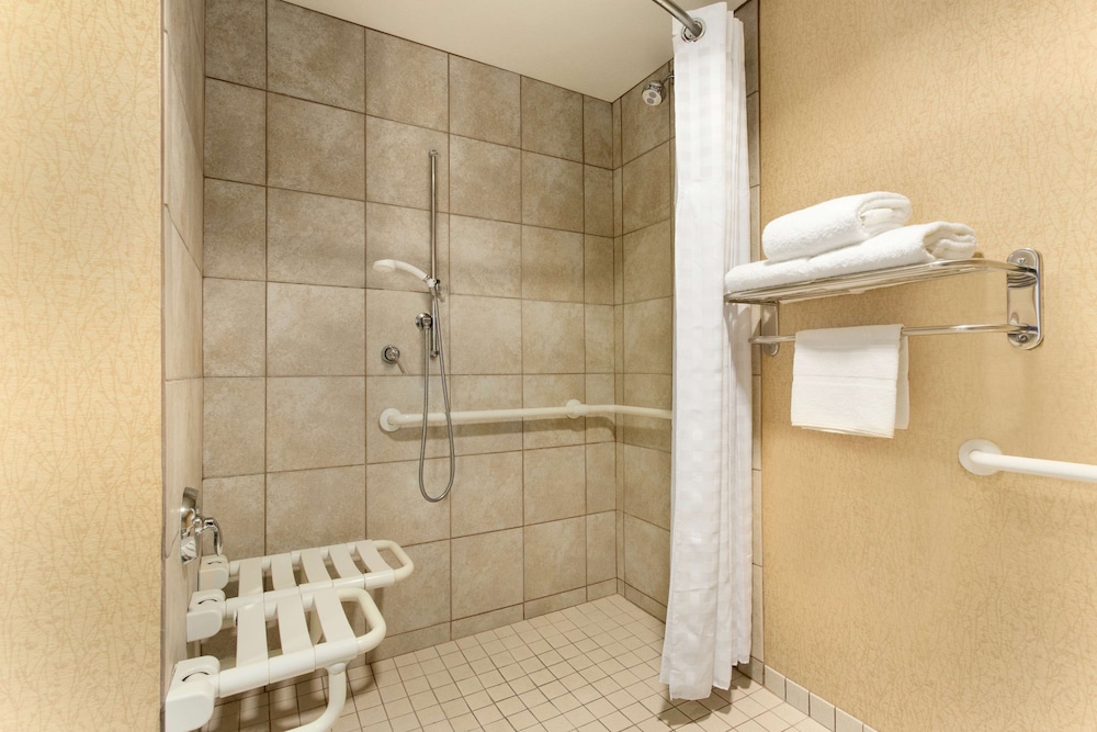 Queen Suite with Tub - Mobility Access/Non-Smoking thumbnail 5