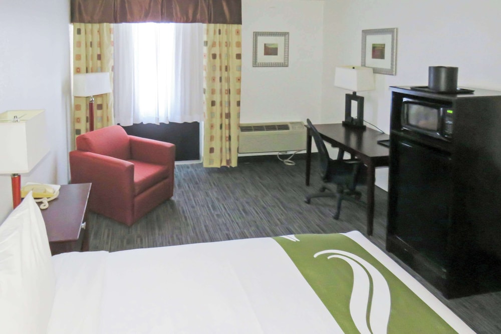 Suite, Multiple Beds, Non Smoking - Photo 2