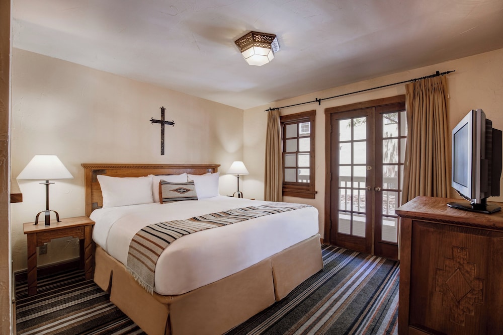 Room, 1 King Bed, Accessible (ADA Jr. King Suite) photo 2