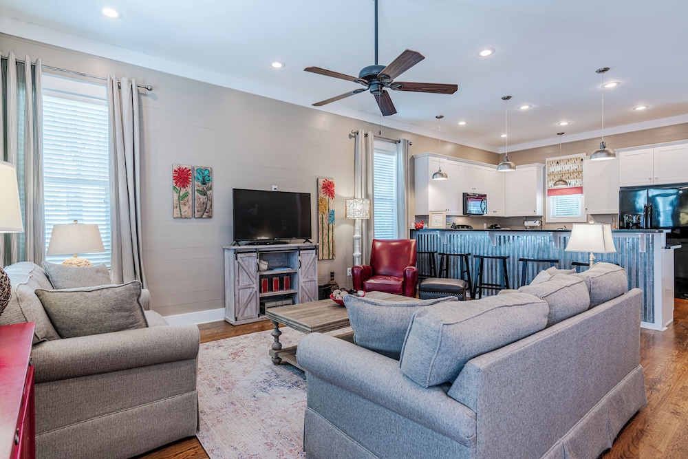 House, Multiple Beds, Pool Access, Pool View (Lifeguard Loop)