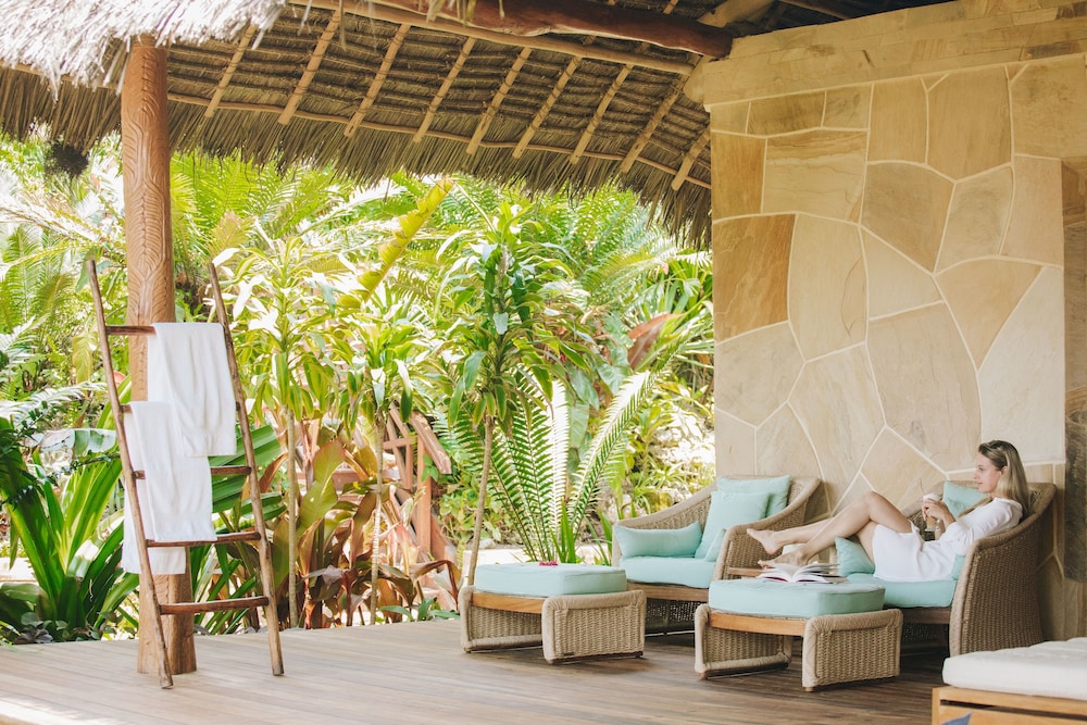 Deluxe Garden Bungalow with Partial Sea View photo 2