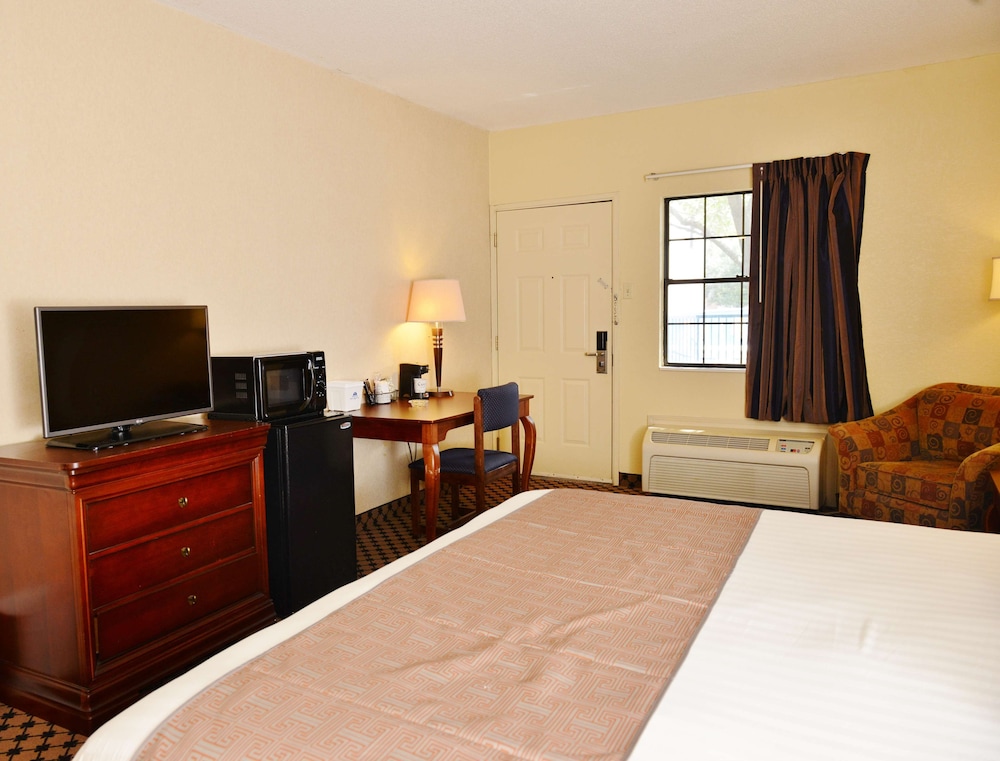 Deluxe Room, 1 King Bed, Non Smoking - Photo 2
