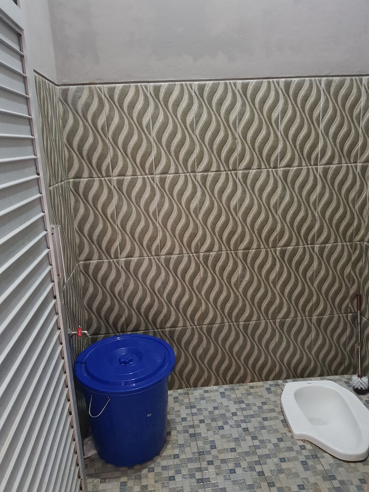 Standard Room, 1 Queen Bed (With AC) photo 2